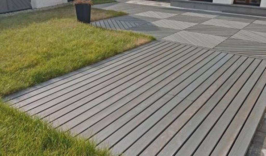 Парапет, дорожки и терраса летом